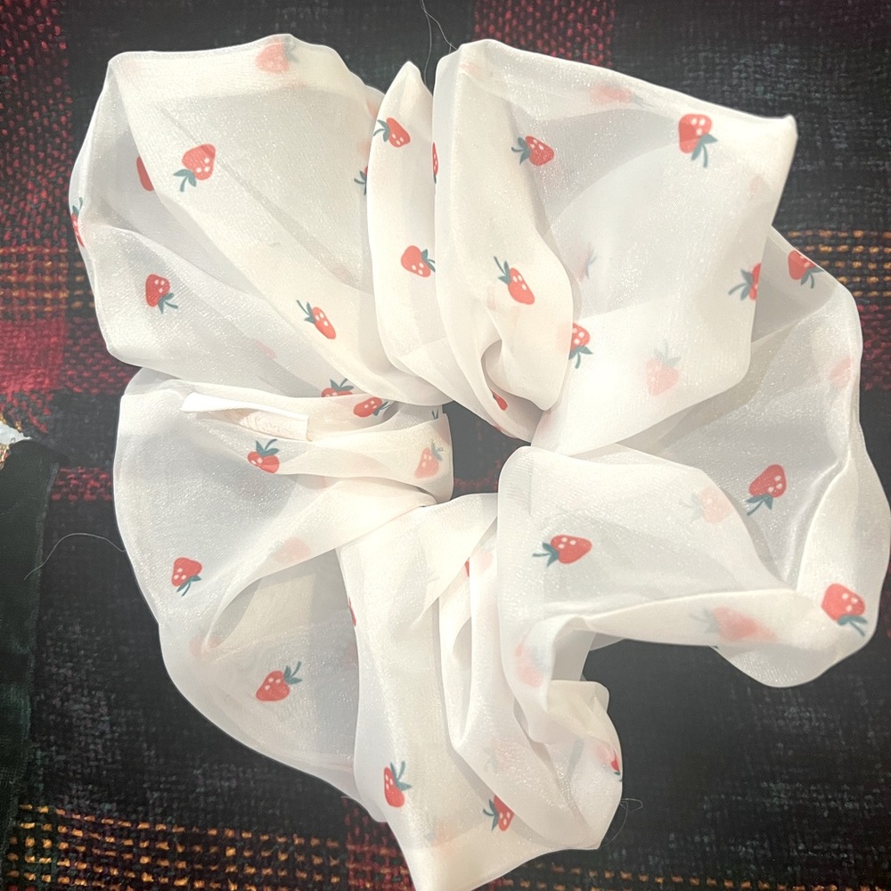 BNWOT Selkie La Fraise Scrunchy
